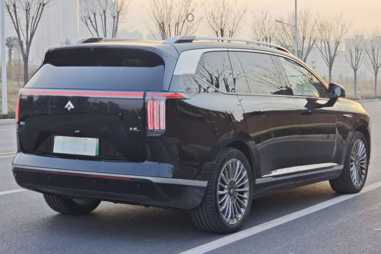 Used  HL 2025 700 Ultra Six-Seater All-Wheel-Drive LiDAR Version
