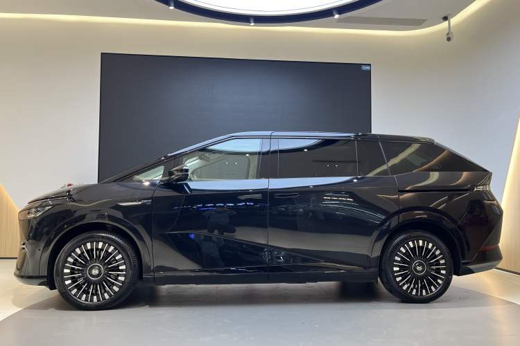 Used XPeng X9 2025 740 Ultra-Long Range Max
