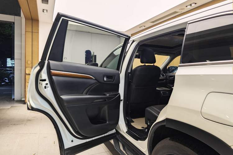 Used Toyota Highlander 2018 2.0T Four-Wheel Drive Luxury Version 7 Seats China VI Standard
