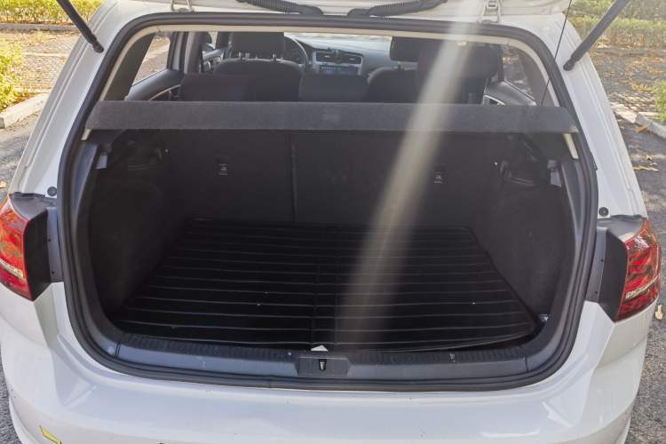 Used Volkswagen Golf 2017 1.6L Automatic Comfort Million-Vehicle Anniversary Edition
