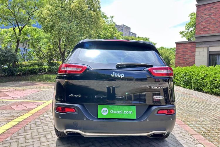 Used  Cherokee 2016 2.4L Professional Edition
