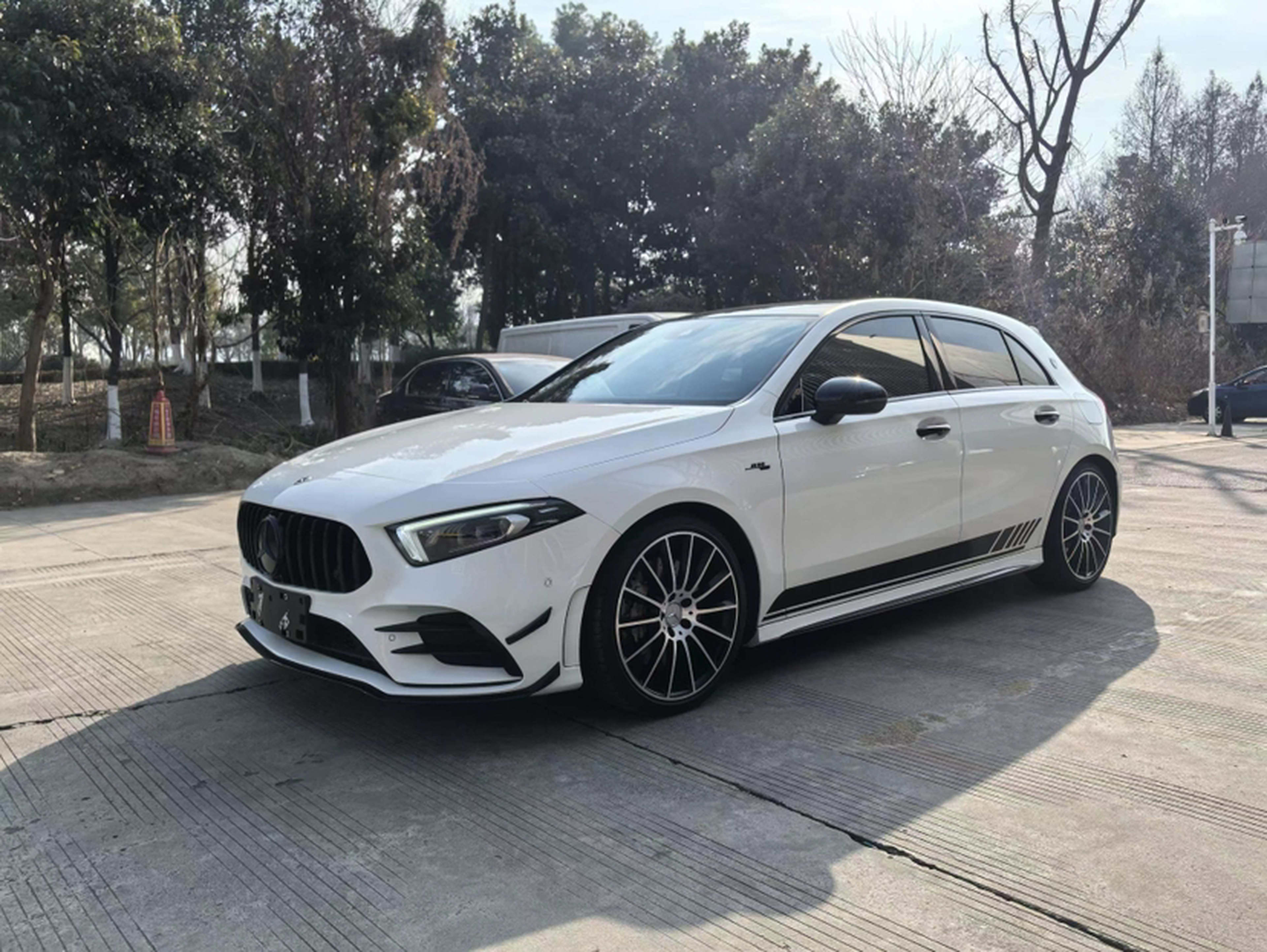 Под передней частью автомобиля