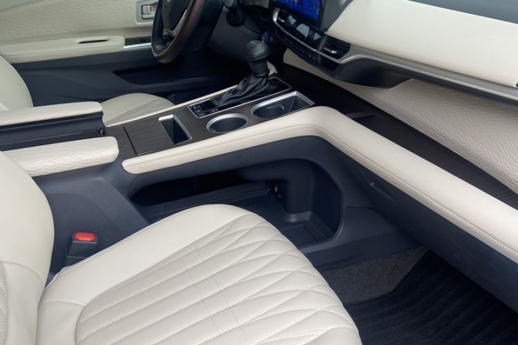 Used Toyota Granvia 2023 2.5L Hybrid Comfort Edition