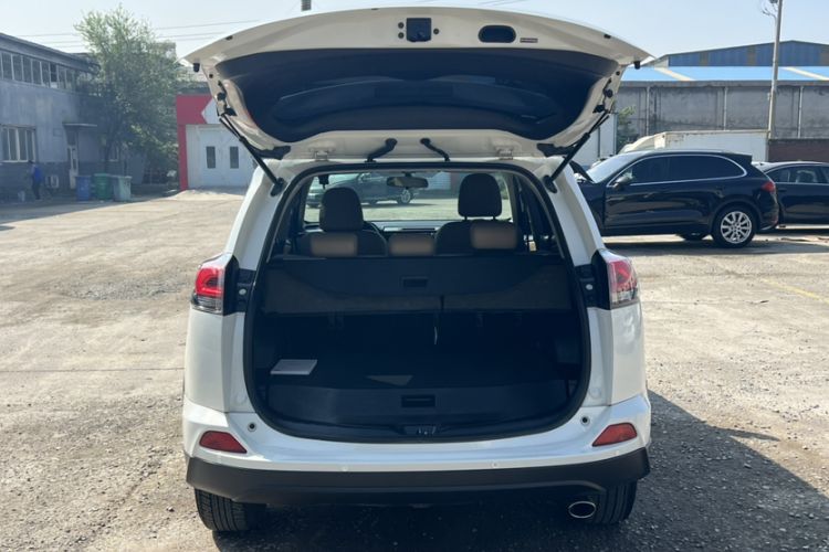 Used Toyota RAV4 2016 2.0L CVT Two-Wheel Drive Fashion Edition China V Standard
