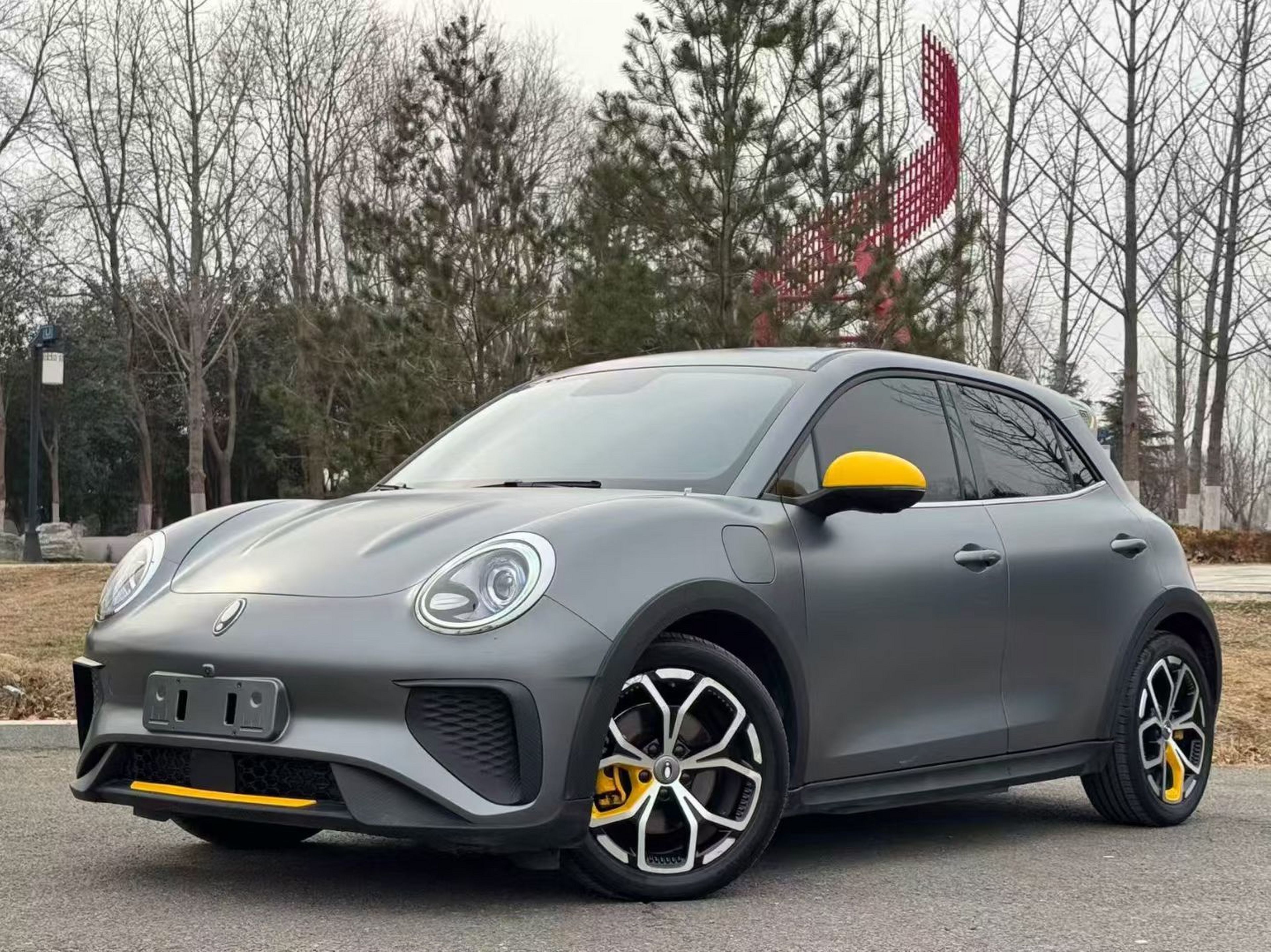 Под передней частью автомобиля