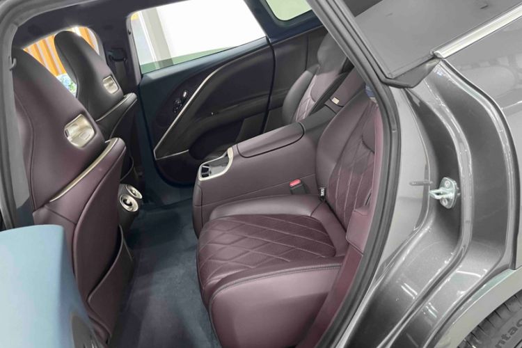 Used  11 2024 730 Luxury Edition with Three Lasers and Rear-Wheel Drive
