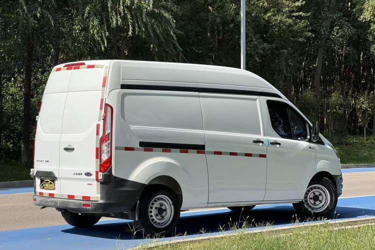 Used Ford Transit 2019 2.0T Diesel Van Mid-Chassis Mid-Roof 3-Seater China VI Standard
