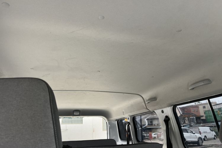 Used Wuling Yangguang 2024 300KM Comfort Version Passenger Van 75kW
