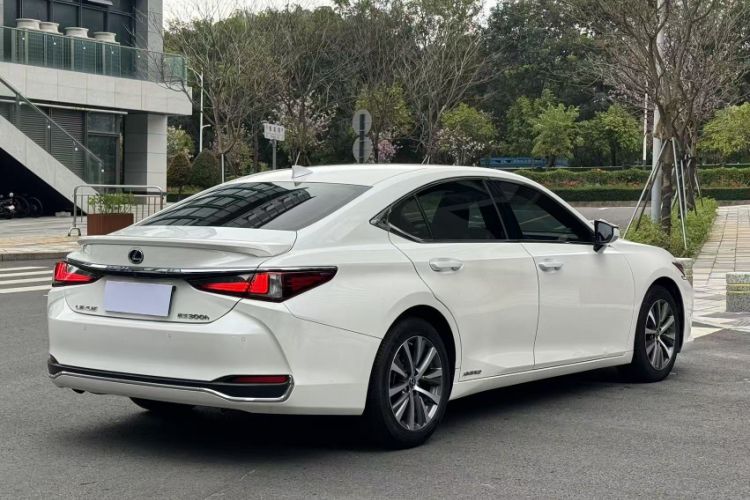 Used Lexus ES 2020 300h Premier Edition
