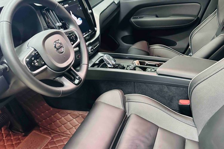 Used Volvo XC60 New Energy 2025 Plug-in Hybrid Long-Range All-Wheel Drive Zhiyuan Extreme Night Black Edition
