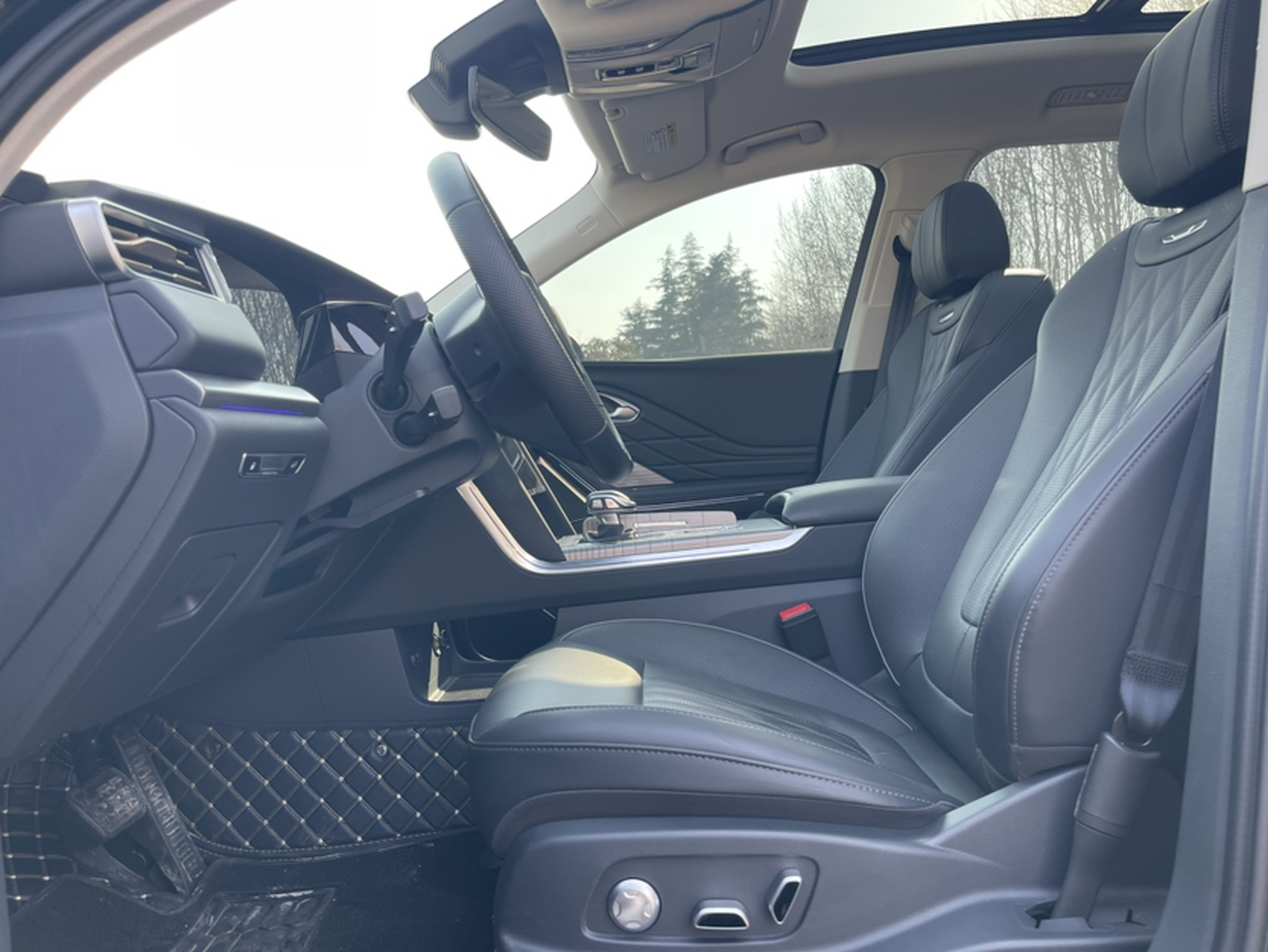 المقاعد الأمامية داخل السيارة