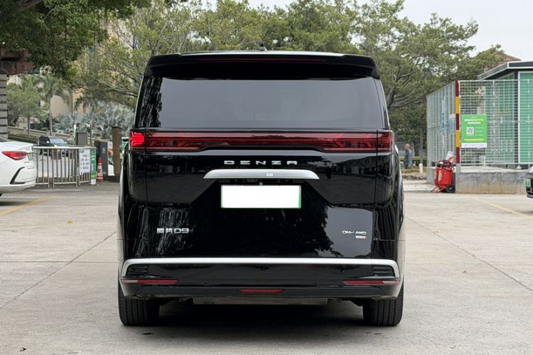 Used Denza D9 2025 DM-i Smart Drive 1020 Four-Wheel Drive Deluxe Model
