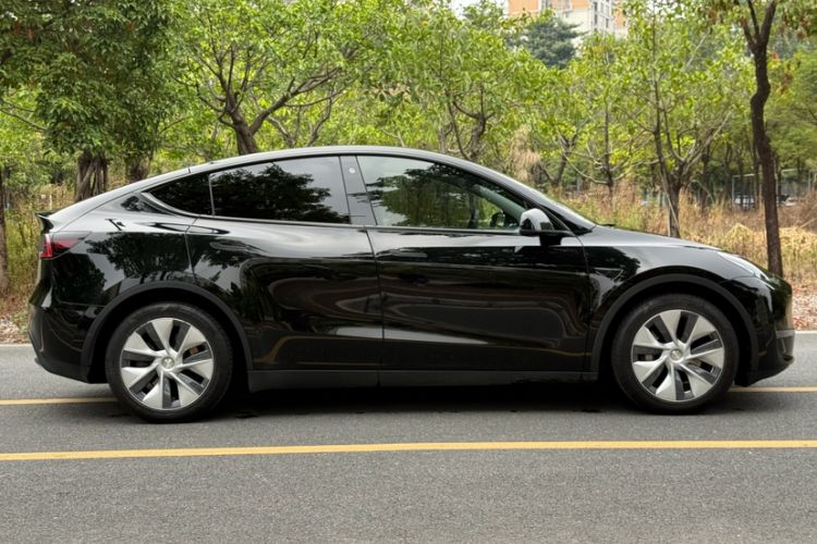 Used Tesla Model Y 2023 Long-Range All-Wheel-Drive Version
