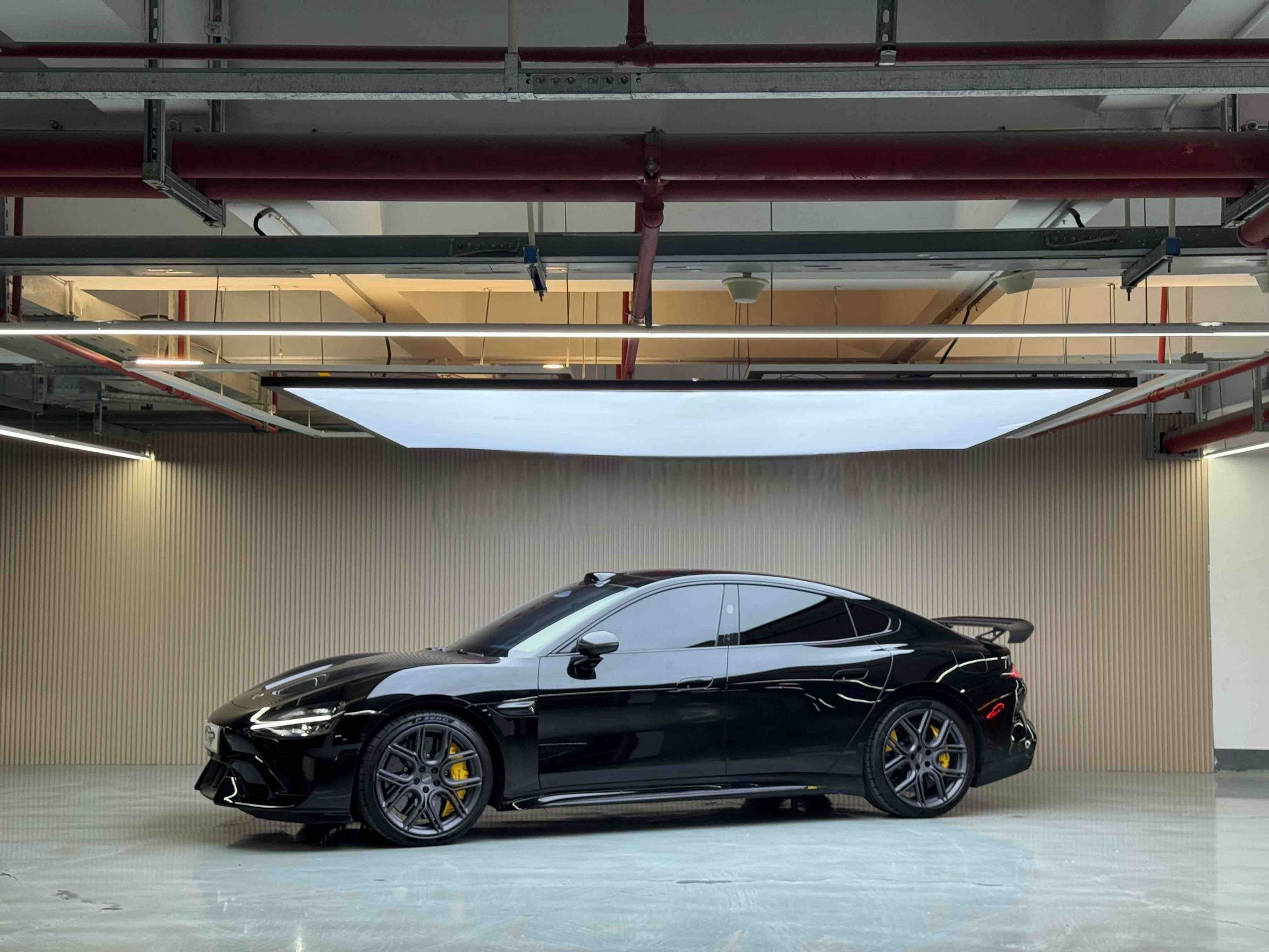 Под передней частью автомобиля