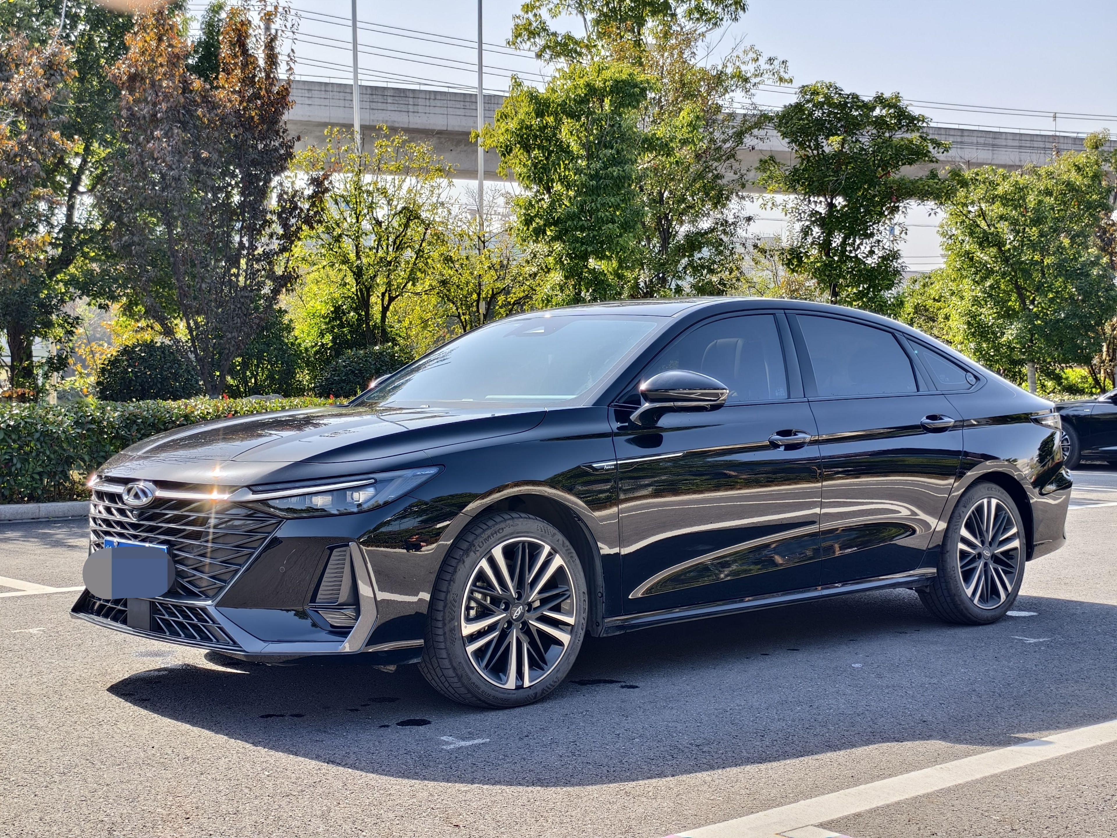 Под передней частью автомобиля