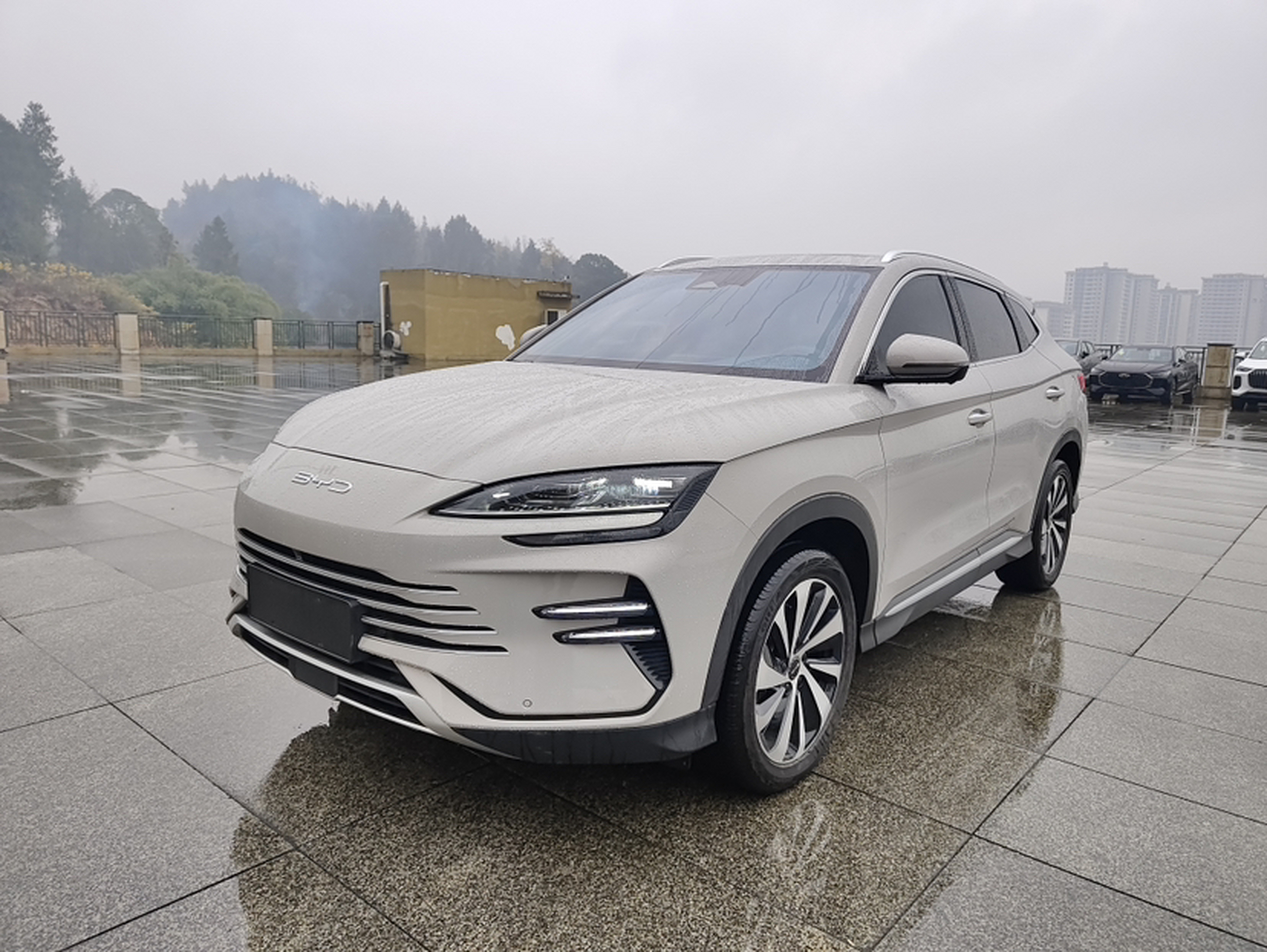 Под передней частью автомобиля