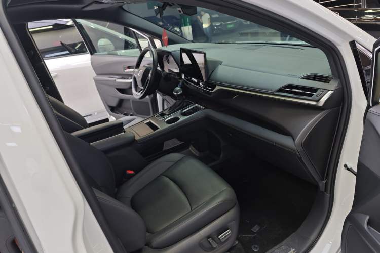 Used Toyota Sienna 2023 2.5L Hybrid Deluxe Edition
