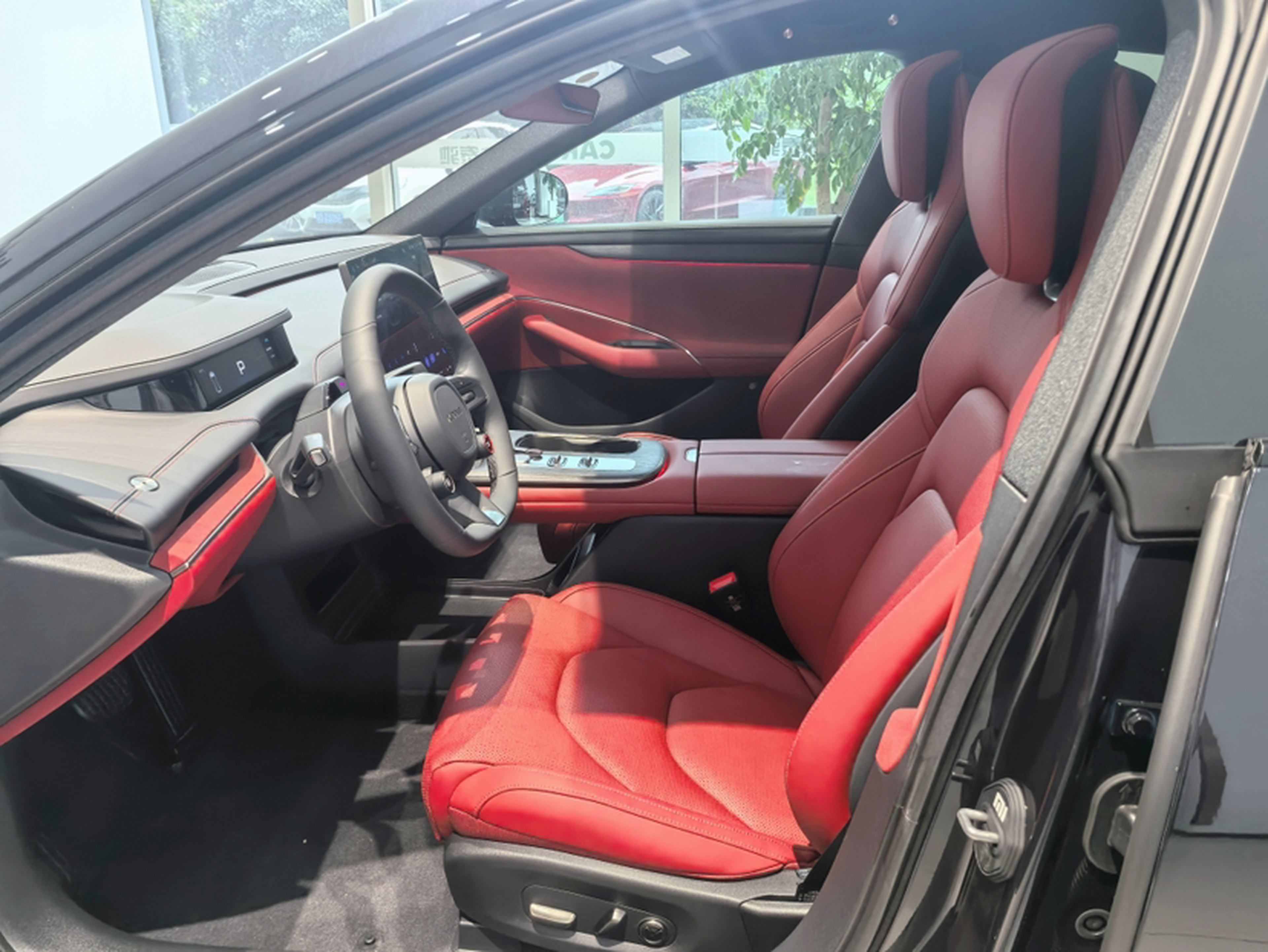 المقاعد الأمامية داخل السيارة