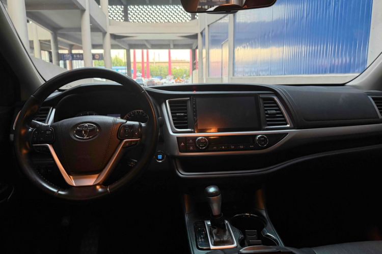 Used Toyota Highlander 2018 2.0T Four-Wheel Drive Luxury Edition 7 Seats China V Emission Standard
