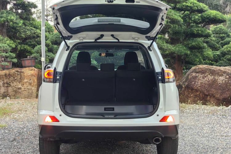 Used Toyota RAV4 2019 2.0L CVT Two-Wheel Drive Luxury Version China VI Standard
