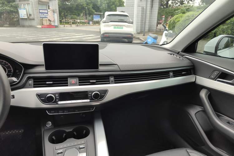 Used Audi A4L 2018 30th Anniversary Edition 40 TFSI Fashion Model
