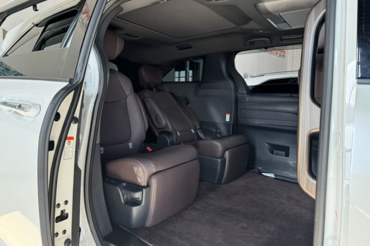 Used Toyota Granvia 2023 2.5L Hybrid Flagship VIP Edition
