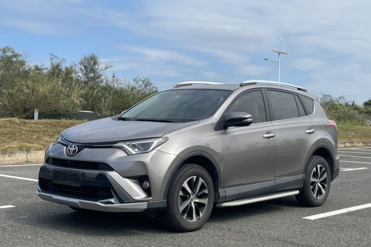 Used Toyota RAV4 2016 2.0L CVT Two-Wheel Drive Fashion Edition China V Standard
