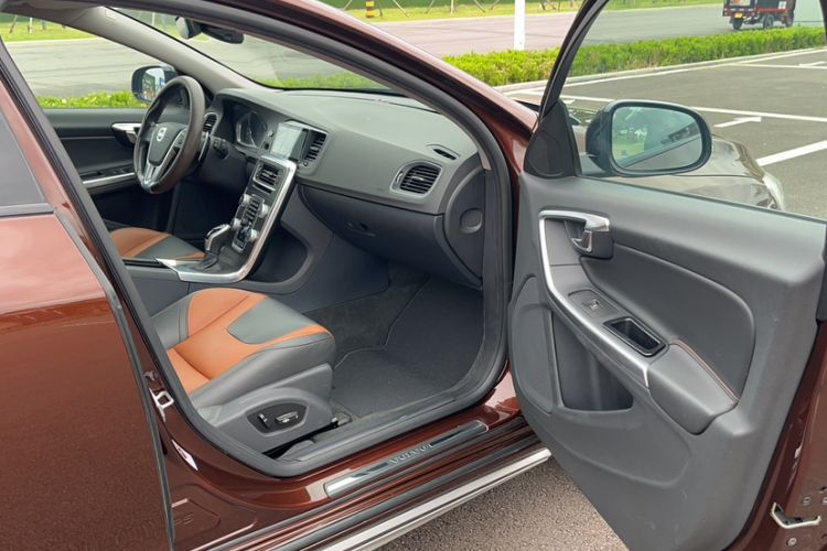 Used Volvo V60 2016 Cross Country T6 AWD