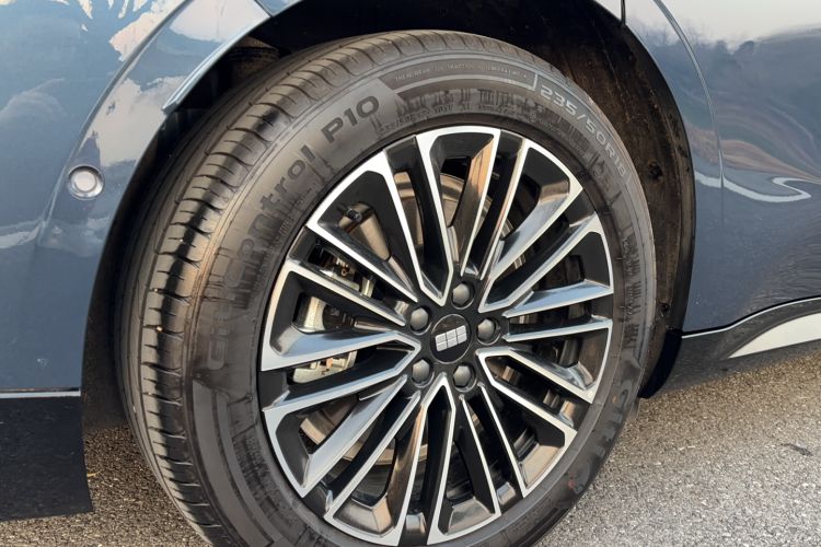 Used  Galaxy 8 2025 130km EM-i Deluxe Edition
