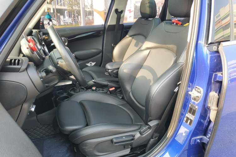 Used  MINI 2019 1.5T COOPER Classic Edition Five-Door Version
