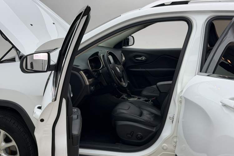 Used  Cherokee 2017 2.0L Superior Edition
