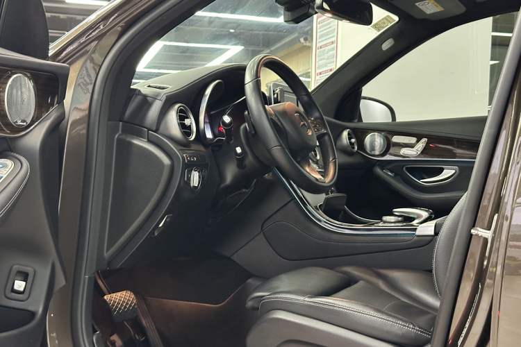 Used Mercedes-Benz GLC 2018 GLC 260 4MATIC Luxury Model
