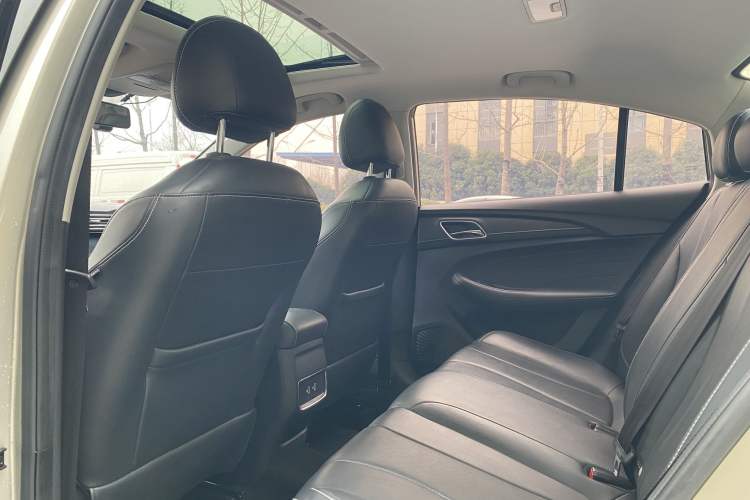 Used Roewe i5 2020 1.5L Automatic 4G Connect Luxury Flagship Edition
