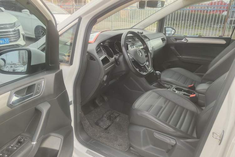 Used Volkswagen Touran 2016 Volkswagen Touran L 280TSI DSG Comfort Edition
