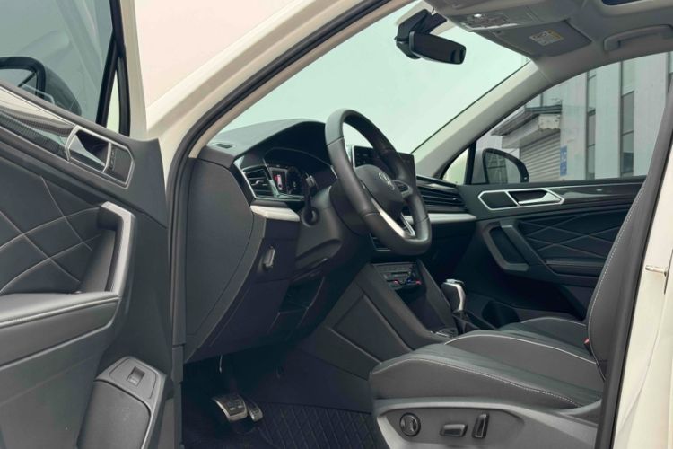 Used Volkswagen Tiguan L 2024 Outstanding Model 330TSI Automatic Two-Wheel Drive R-Line Dragon Glory Edition
