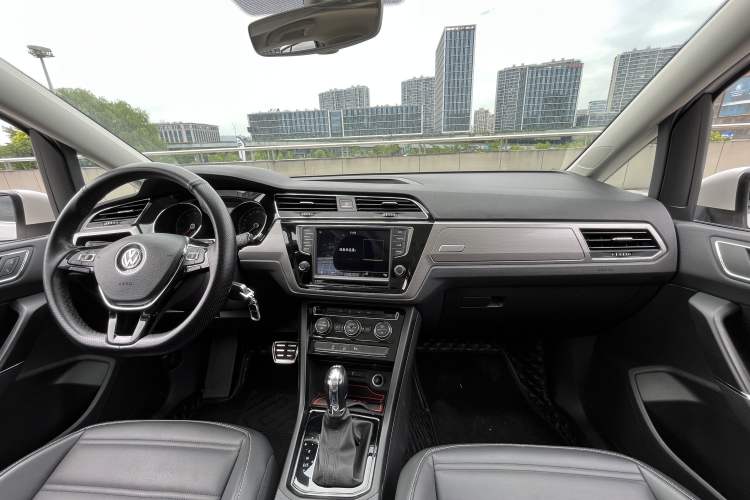 Used Volkswagen Touran 2018 Volkswagen Touran L 280TSI DSG Comfort Edition 7 Seats China VI Standard
