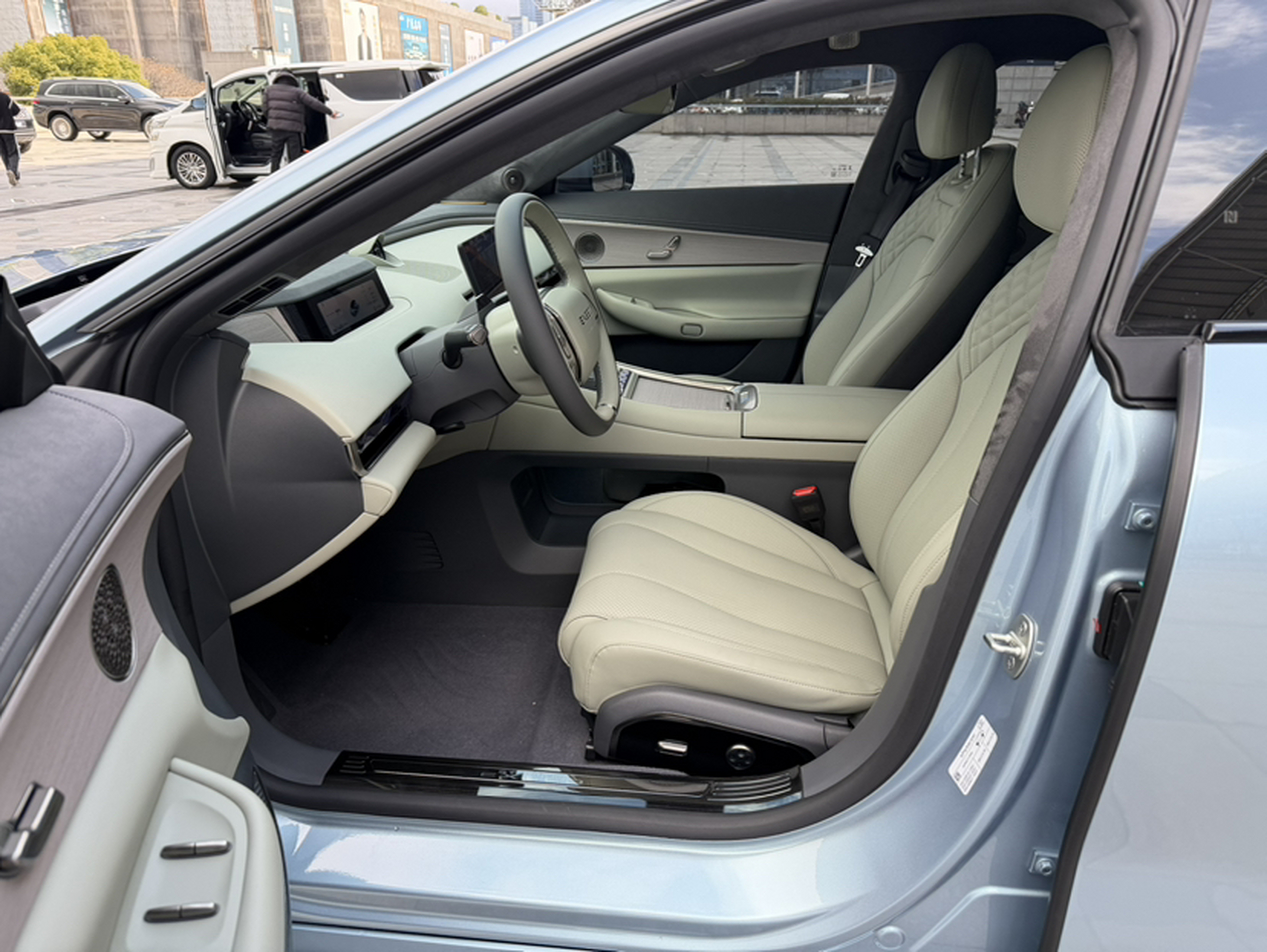 Переднее сиденье в автомобиле