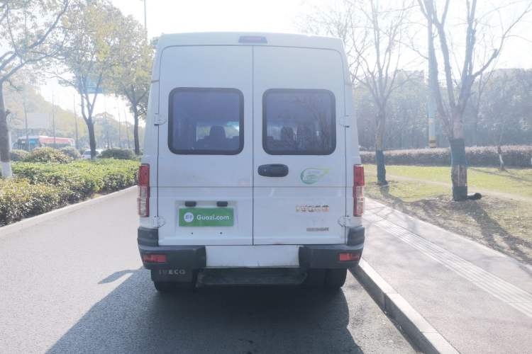 Used Iveco Daily 2020 2.5T A35 Passenger Van with Dual Tires Mid-Roof Design 5-9 Seater China V Emission Standard