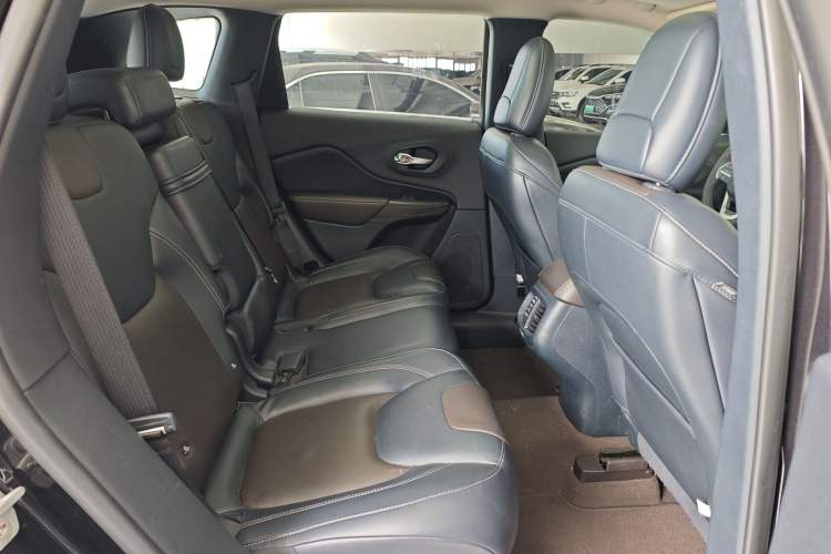 Used  Cherokee 2017 2.4L Excellence Edition