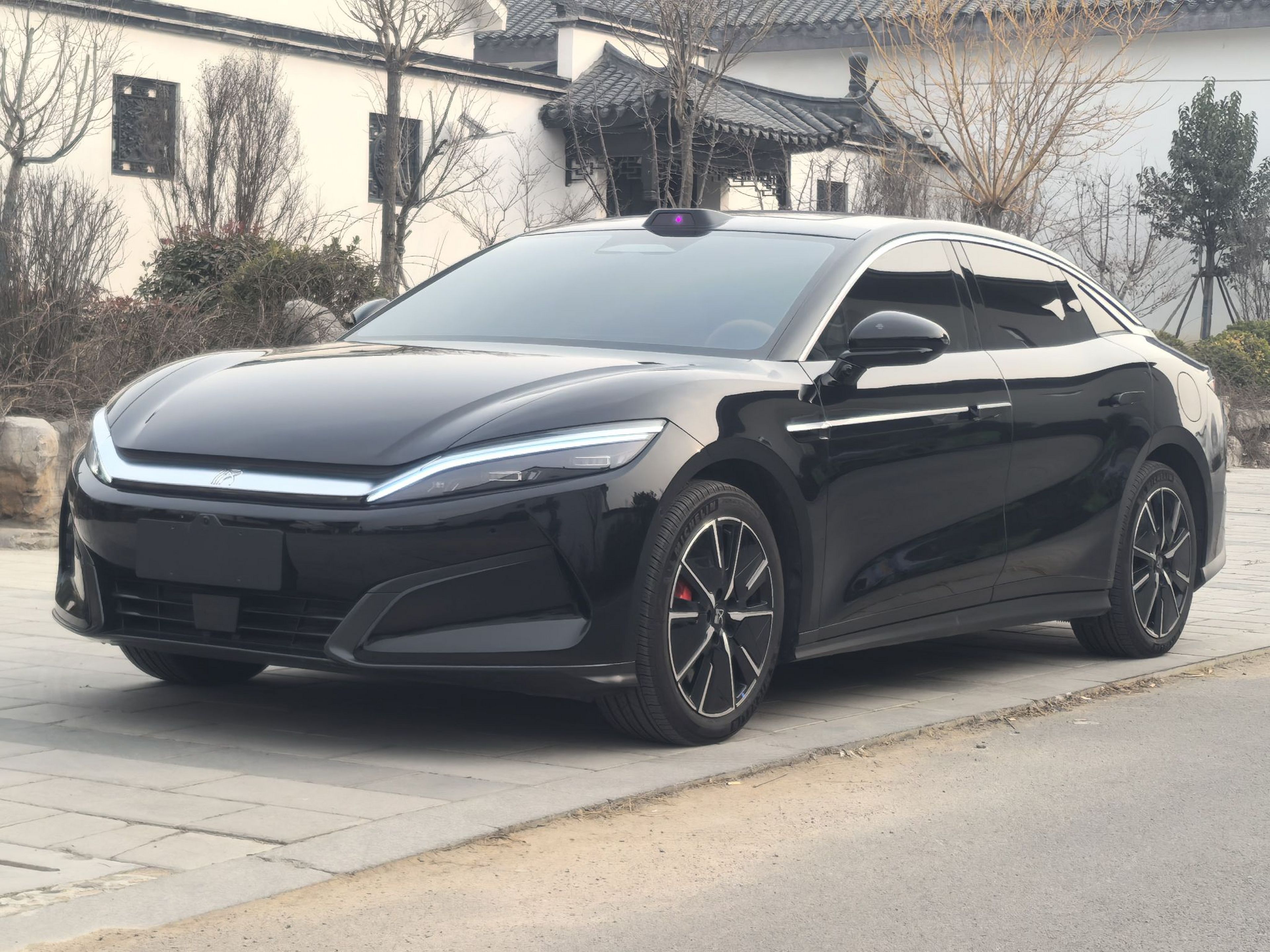 Под передней частью автомобиля