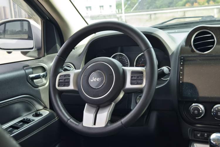 Used  Compass 2014 2.4L four-wheel drive luxury version
