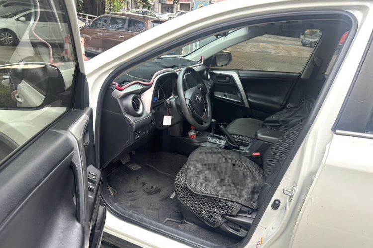 Used Toyota RAV4 2016 2.0L CVT Two-Wheel Drive Fashion Edition China V Standard
