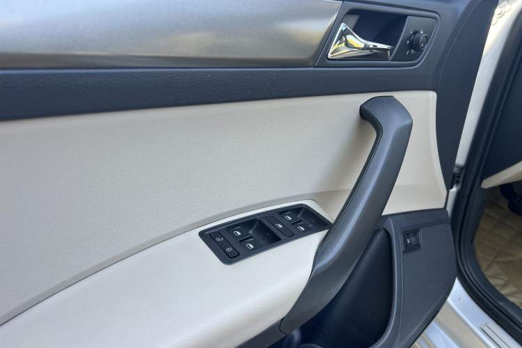 Used Volkswagen Santana 2013 1.6L Manual Comfort Edition
