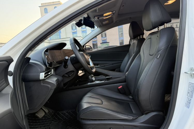 Used Hyundai Elantra 2023 1.5L CVT LUX Prestige Edition
