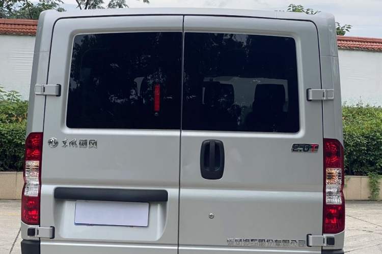 Used  Yufeng 2023 V9+ 2.0T Manual Front-Wheel-Drive Multi-Function Short-Chassis Low-Roof 5/6-Seater
