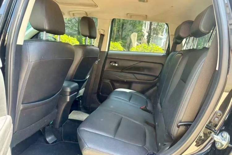 Used Mitsubishi Outlander 2016 2.4L 4x4 Luxury Edition 7-Seater
