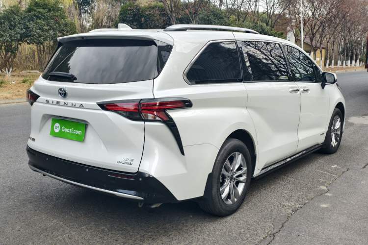 Used Toyota Sienna 2023 2.5L Hybrid Luxury Edition