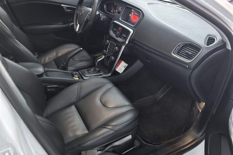 Used Volvo V40 2018 T3 Zhiyi Edition
