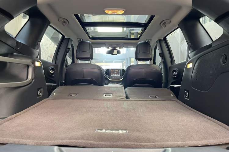 Used  Cherokee 2016 2.4L Superior Edition
