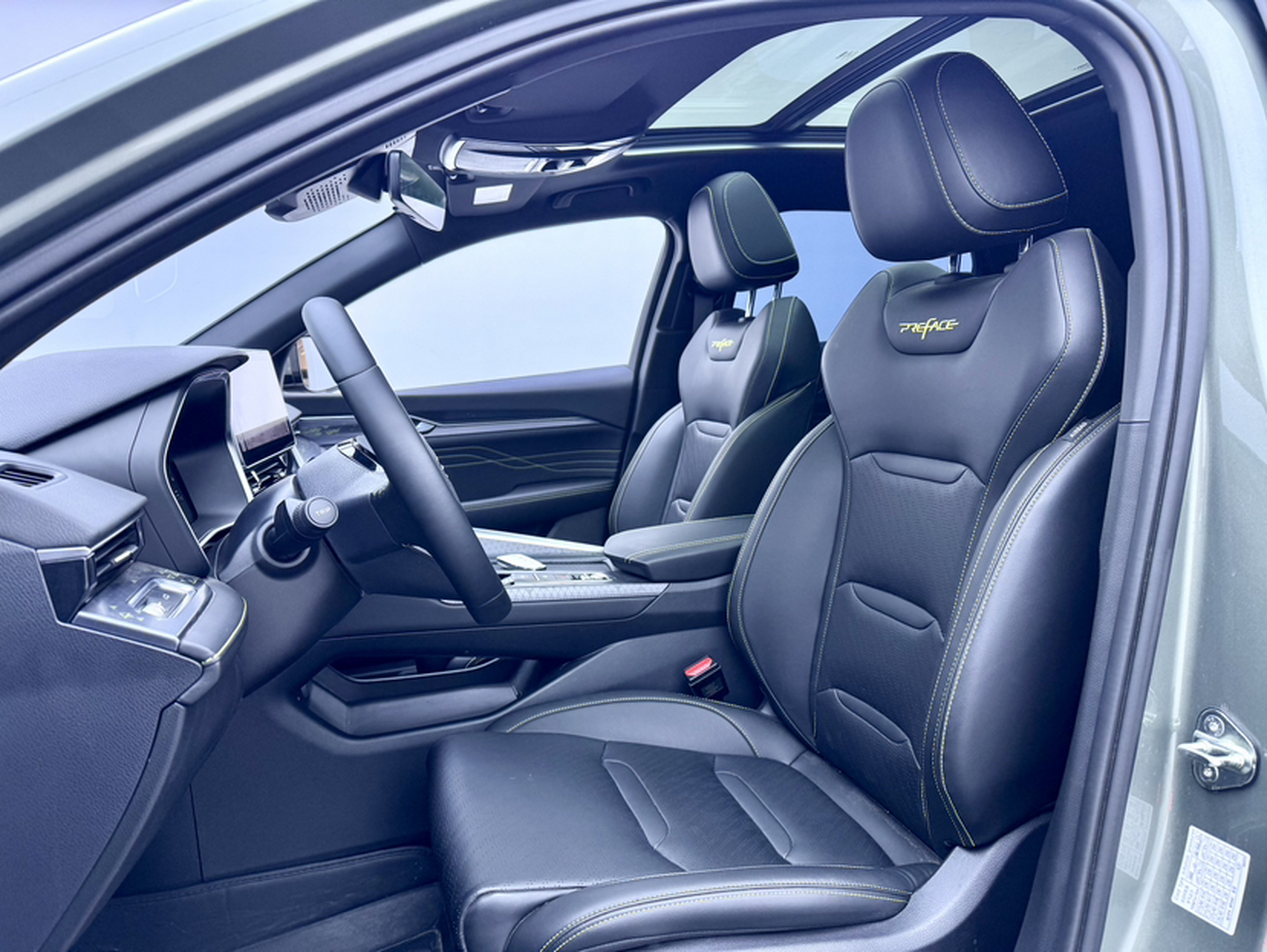 Переднее сиденье в автомобиле